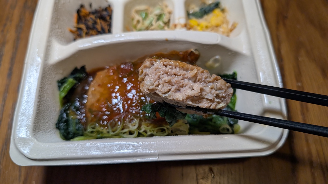 noshのおろしソースのハンバーグを箸で割ったところ